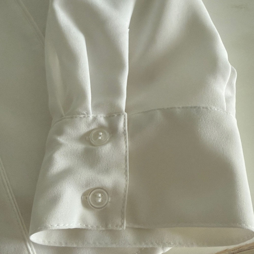 Roz & Ali Women’s V Neck Button-Down Blouse Classic White SZ Small. - Picture 13 of 13